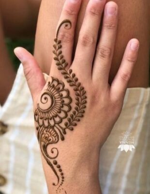 Mehndi Design Simple uses small floral patterns