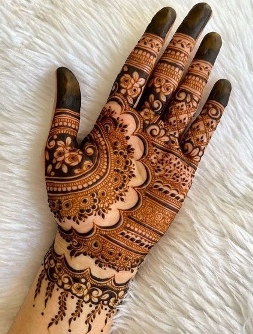 Minimal Arabic Mehndi Design suits daily wear