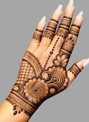 Minimal Mehndi Design suits all occasions