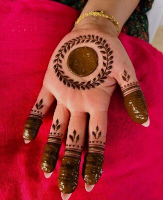 Minimal lovers prefer a Mehndi Design Simple always