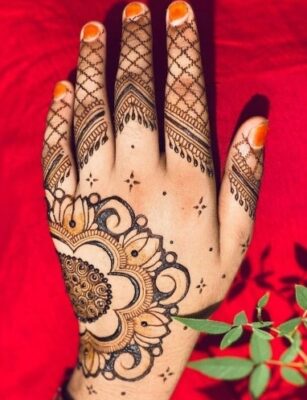 Modern girls prefer a trendy Arabic Mehndi Design