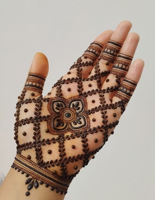 Peacock-style Mehndi Design looks artistic