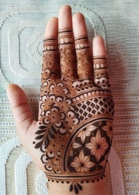Quick Arabic Mehndi Design is great for instant styling