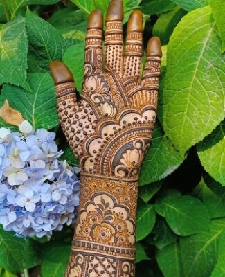 Shaded Arabic Mehndi Design enhances the detailing