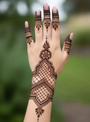 Simple Back Hand Mehndi Design suits all occasions