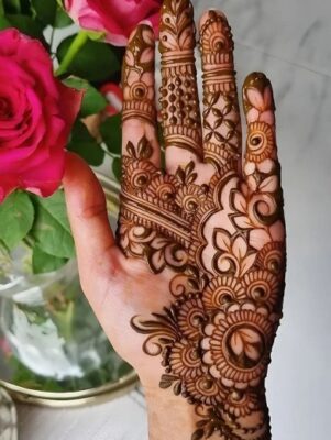 Simple Mehndi Design Front Hand suits daily wear