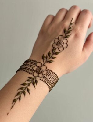 Simple Mehndi Design New is perfect for small celebrations