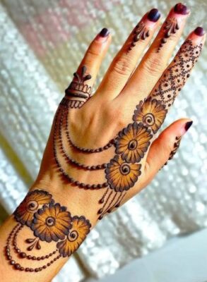 Simple Mehndi Design New is trending on social media