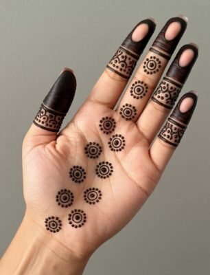 Simple Mehndi Design New looks elegant on the front hand