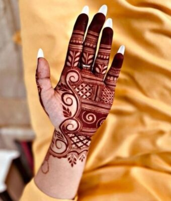 Simple Mehndi Design looks elegant