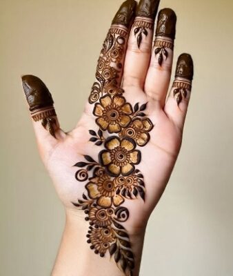 Simple Mehndi Design looks elegant and neat