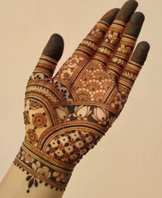 Simple line Mehndi Design suits beginners
