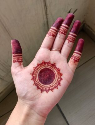 Simple lines make Easy Mehndi Design perfect