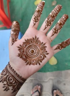 Small motifs make a Front Hand Simple Mehndi Design look neat