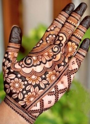 Soft Arabic Mehndi Design gives a gentle appearance
