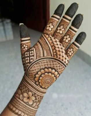 Stylish Mehndi Design Front Hand is trending now