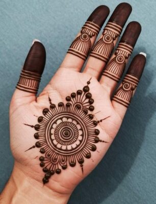 Thin lines enhance the look of a Front Hand Simple Mehndi Design