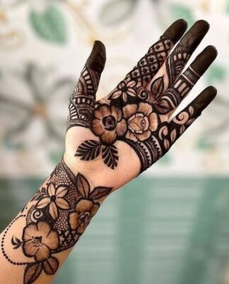 Traditional Mehndi Design looks rich and elegant