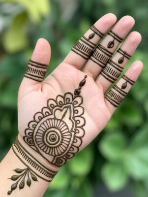 Trendy Stylish Full Hand Mehndi Design is in fashion