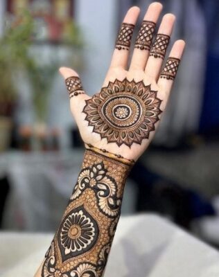 Weddings feel incomplete without an Arabic Mehndi Design