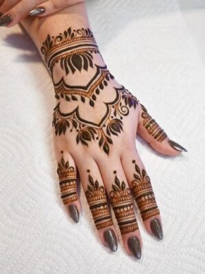 You can personalize your Mehndi Design Simple easily