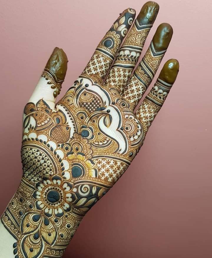 A finger mehndi design is perfect for quick functions