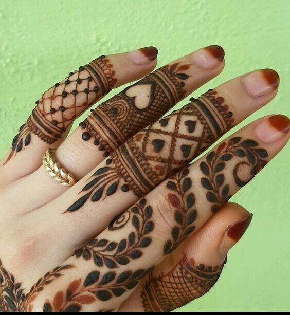 A finger mehndi design suits daily and festive wear