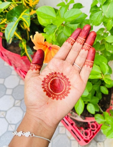 A floral easy mehndi design suits every occasion