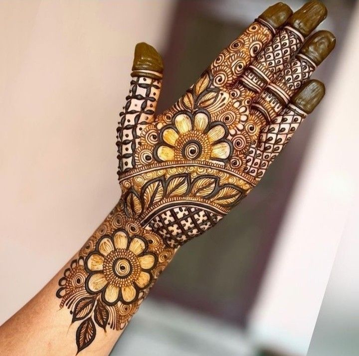A front hand simple mehndi design is quick and beautiful