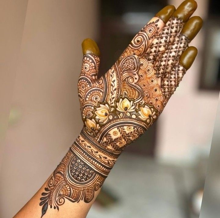A front hand simple mehndi design looks graceful on every hand