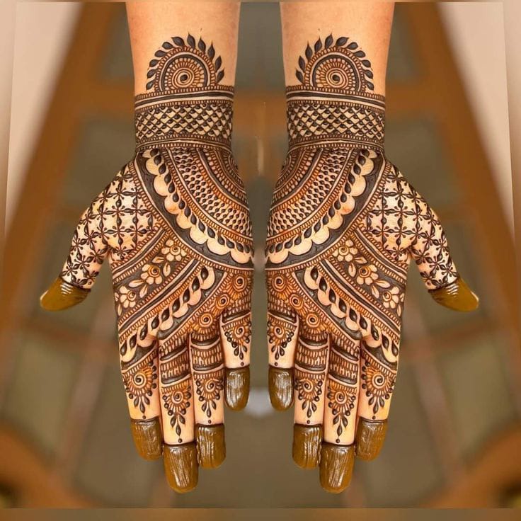 A royal front hand mehndi design gives a rich and elegant look