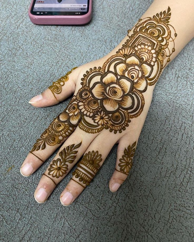 A royal touch can be seen in a finger mehndi design