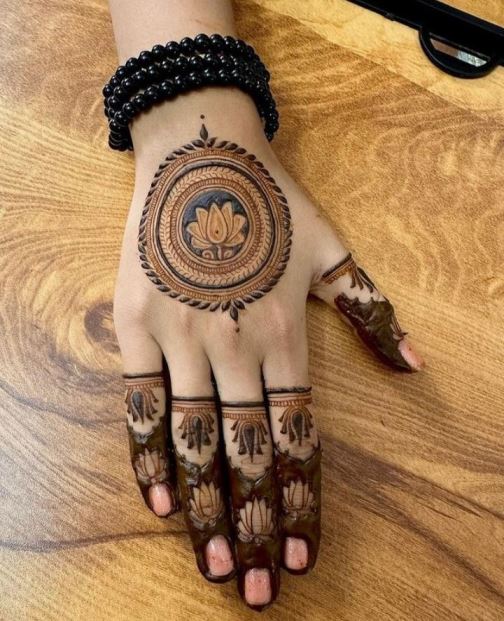 A simple Mehndi Design always adds beauty to any occasion