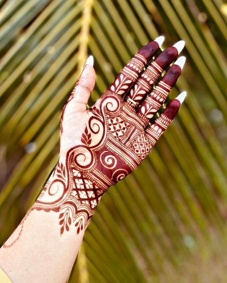 A simple Mehndi Design always adds elegance to the hand
