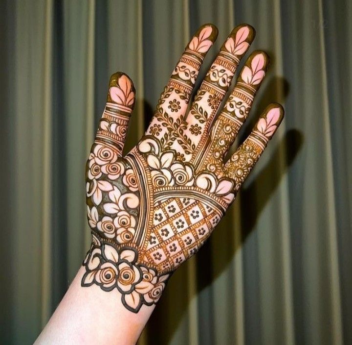 A simple Mehndi Design makes hands look elegant