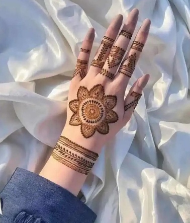 A simple and easy mehndi design makes your hands look beautiful.