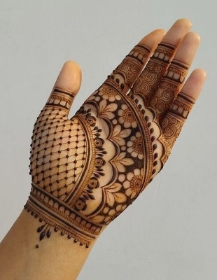 A simple easy mehndi design front hand style gives a clean and beautiful look