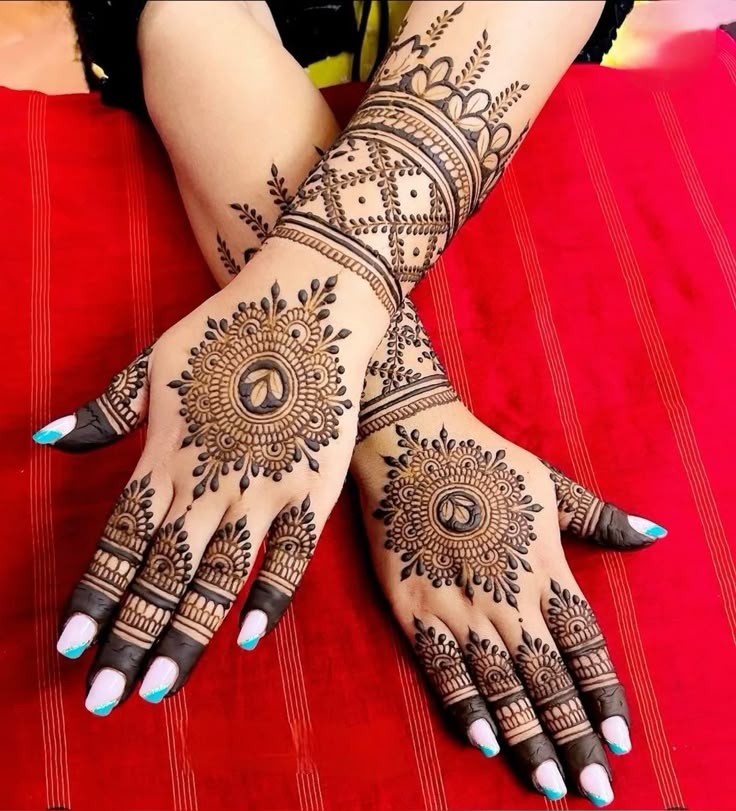 A simple mehndi design is great for quick events