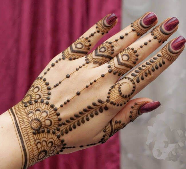 A simple mehndi design is perfect for daily wear