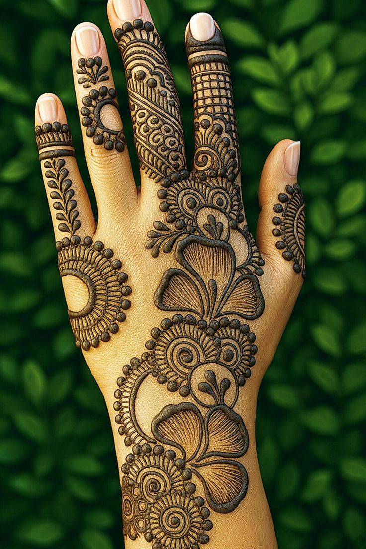 A simple mehndi design looks elegant and neat on hands