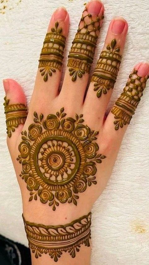 A simple mehndi design looks perfect in photos
