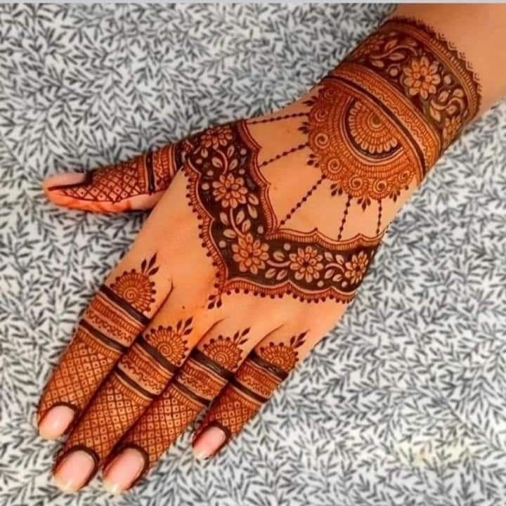 A simple mehndi design saves time and still looks beautiful
