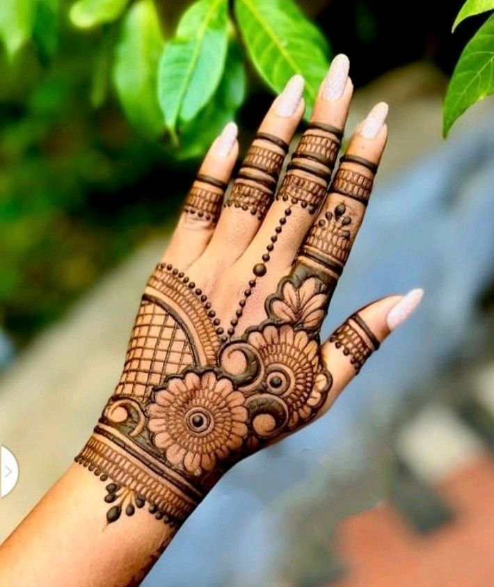 A simple mehndi design suits all age groups