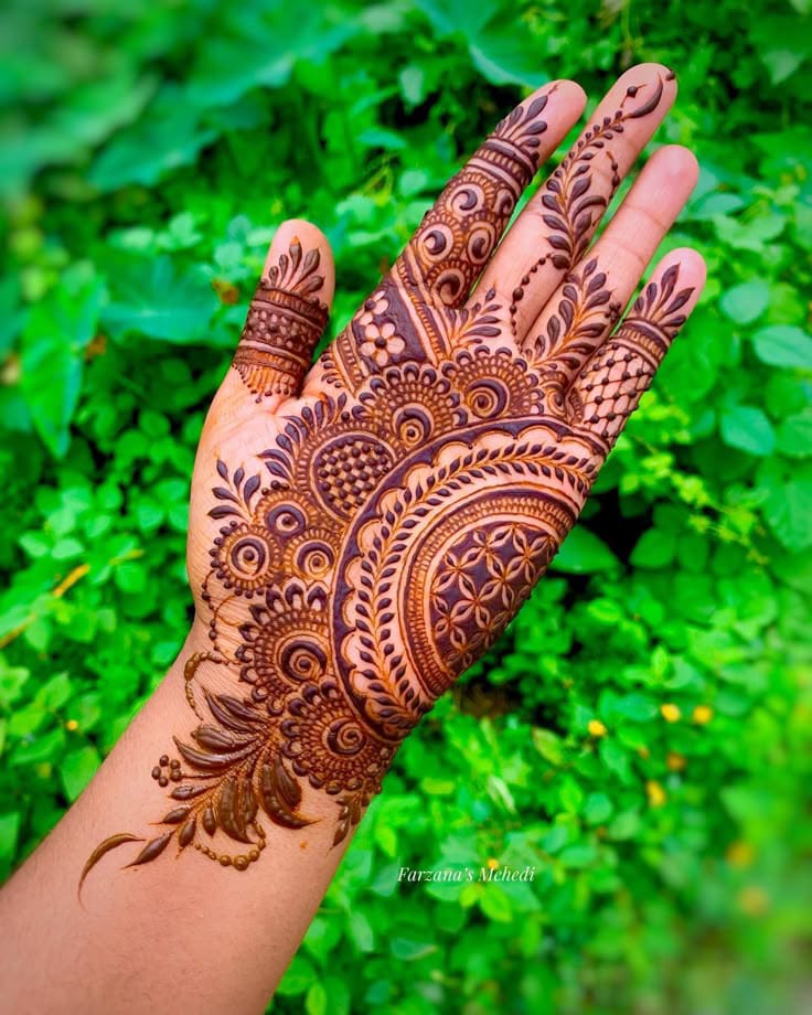 A stylish finger mehndi design enhances hand beauty