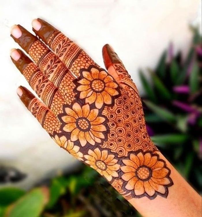 An Arabic finger mehndi design looks bold and classy