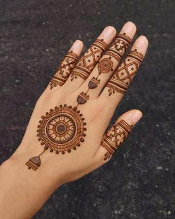 Arabic Mehndi Design gives the hands a bold and elegant look