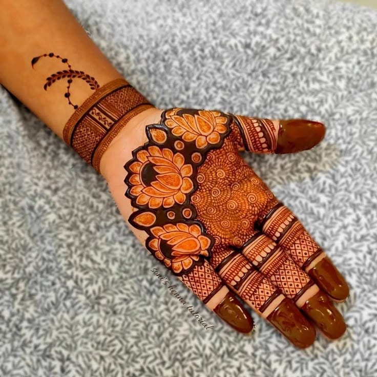 Arabic mehndi design with leaves looks soft and classy