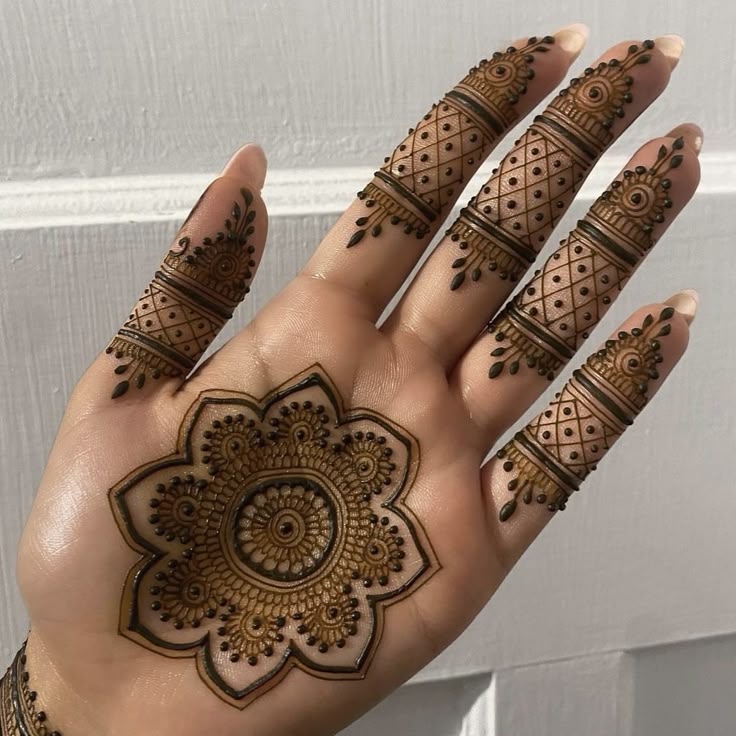 Arabic mehndi design with shading looks very attractive