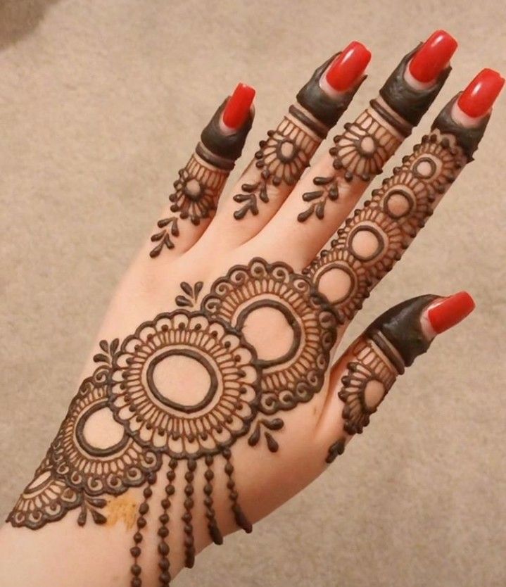Beginners always prefer a simple mehndi design for practice