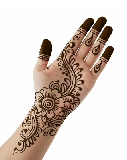 Beginners love trying an easy mehndi design for quick styling